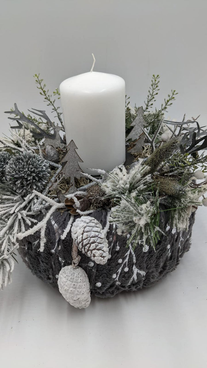 Weihnachtsgesteck Adventskranz Adventsgesteck Zapfen Tannenbäumchen Allium Tanne grau silber weiß