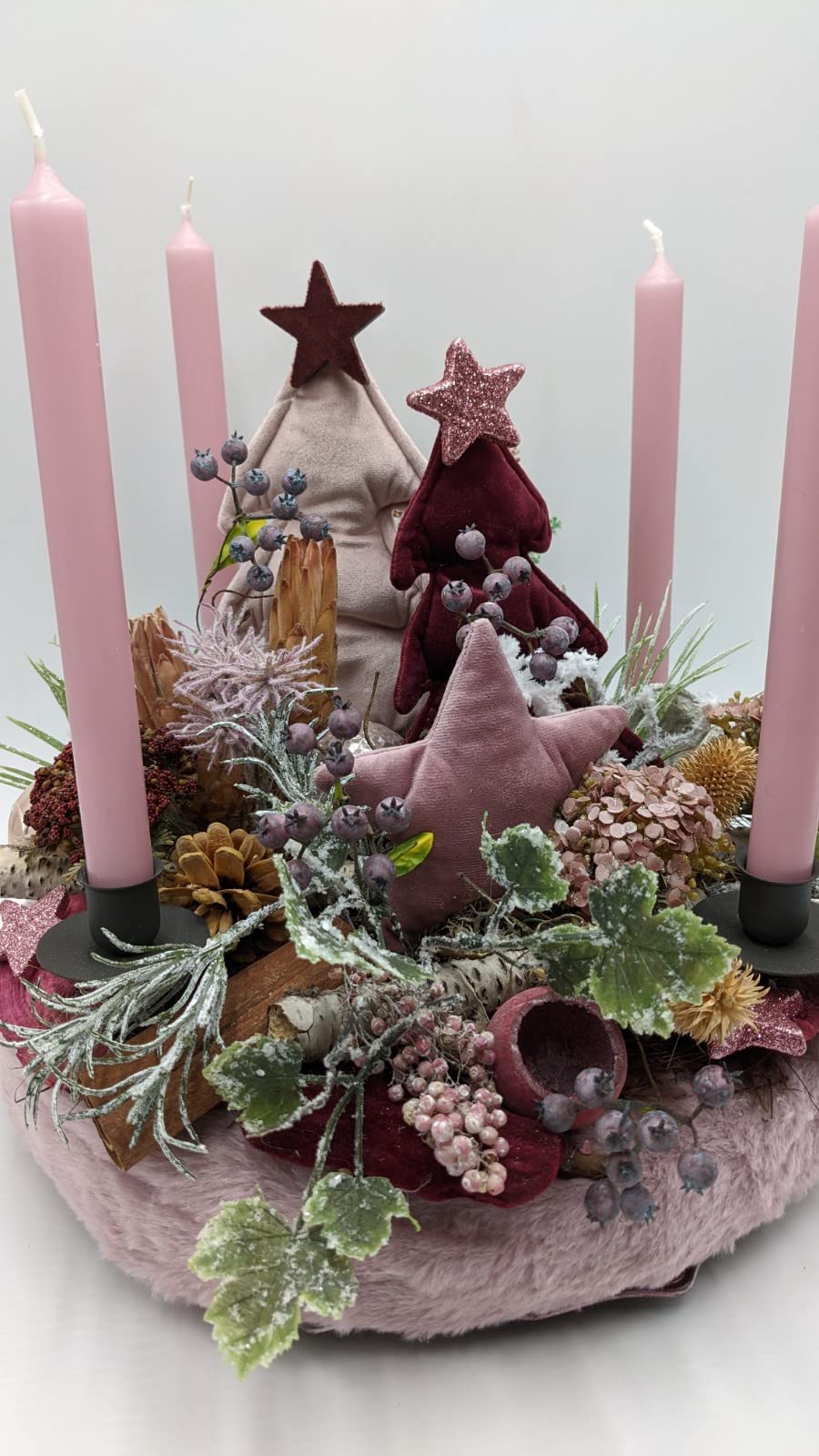 Weihnachtsgesteck Adventskranz Kerzen Sterne Tannenbäumchen Beeren rosa