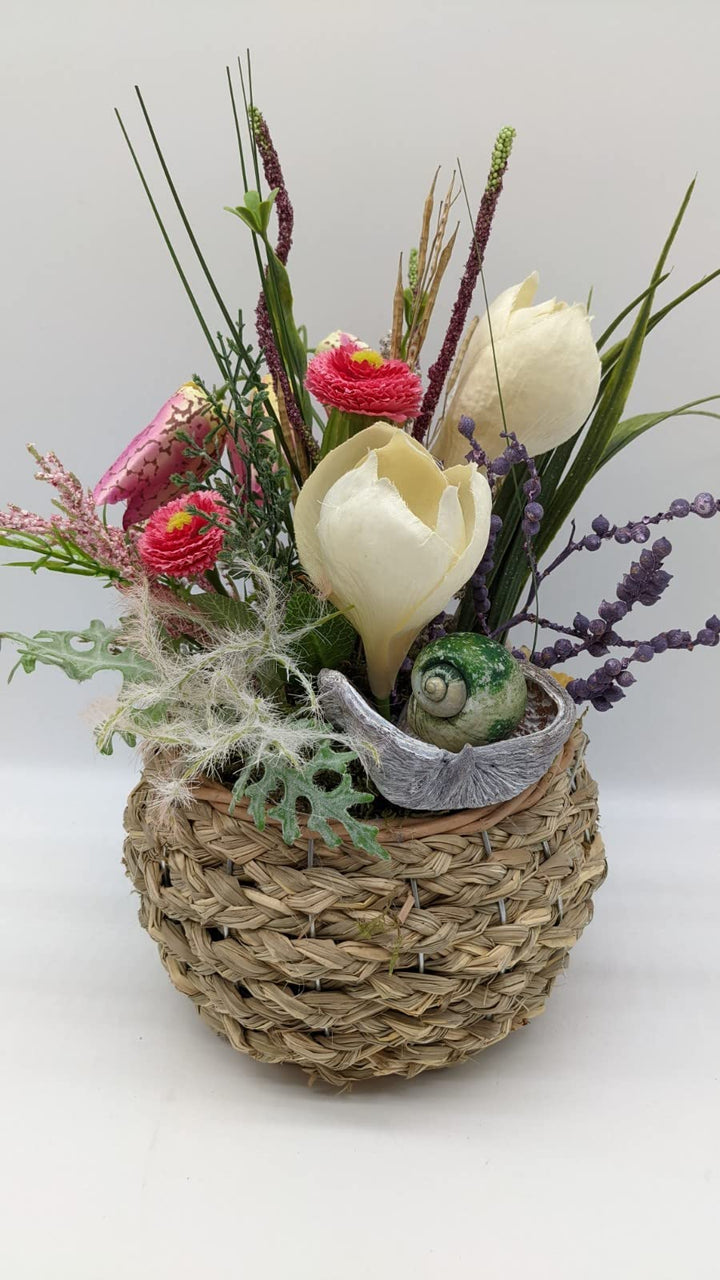 Frühlingsgesteck Blumenarrangement Seidenblumen Krokus Bellis Schachbrettblume creme