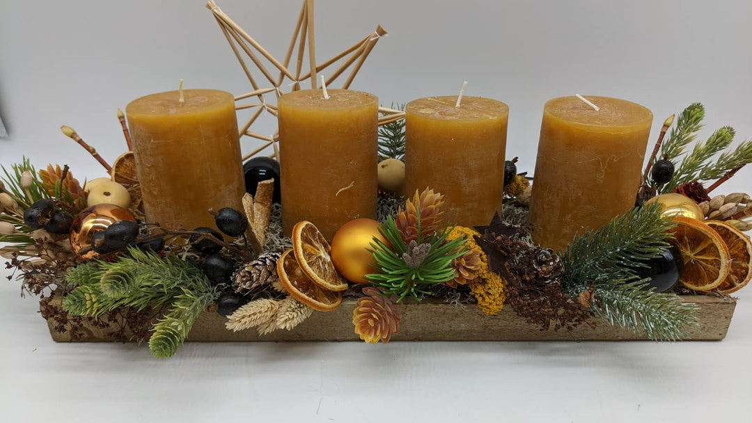 Weihnachtsgesteck Adventsgesteck Tischgesteck Kugeln Oliven Kerzen Stern ocker