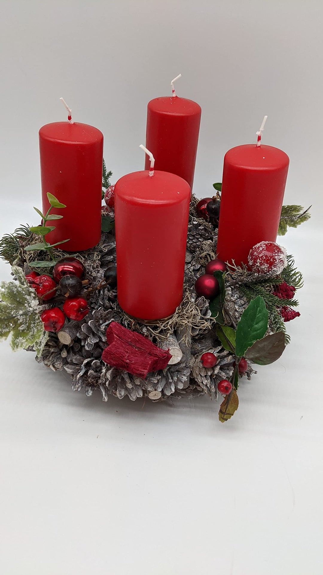 Weihnachtskranz Adventskranz Adventsgesteck Zapfenkranz Kerzen Kugeln Beeren rot