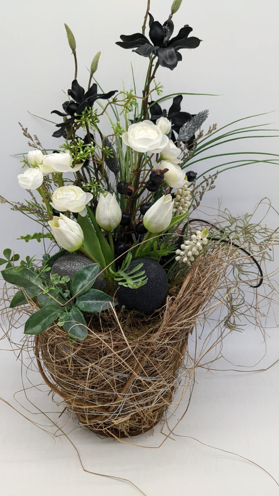 Ostergesteck Frühlingsgesteck Blumenarrangement Magnolien Ranunkeln Eier schwarz weiß
