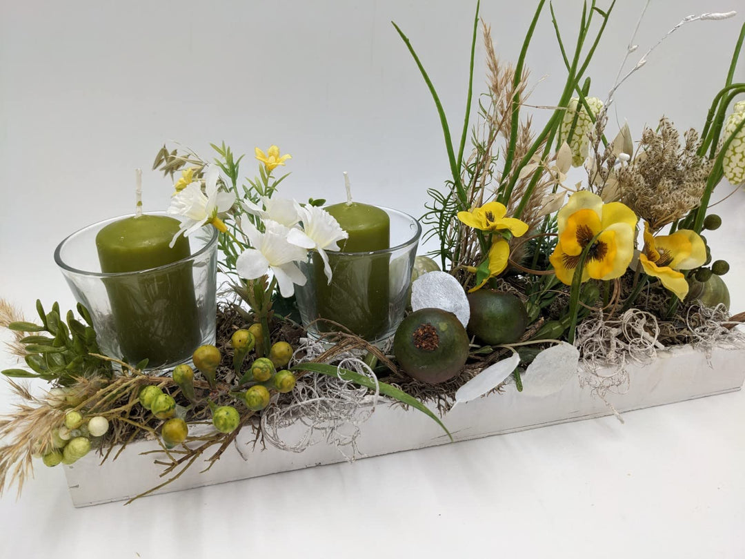 Frühlingsgesteck Tischgesteck Teelicht Kerze Schnecke Veilchen Beeren Gräser grün gelb