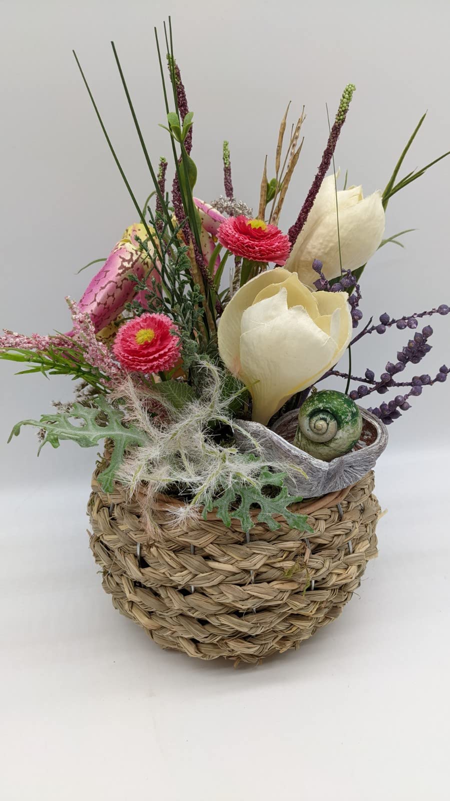 Frühlingsgesteck Blumenarrangement Seidenblumen Krokus Bellis Schachbrettblume creme