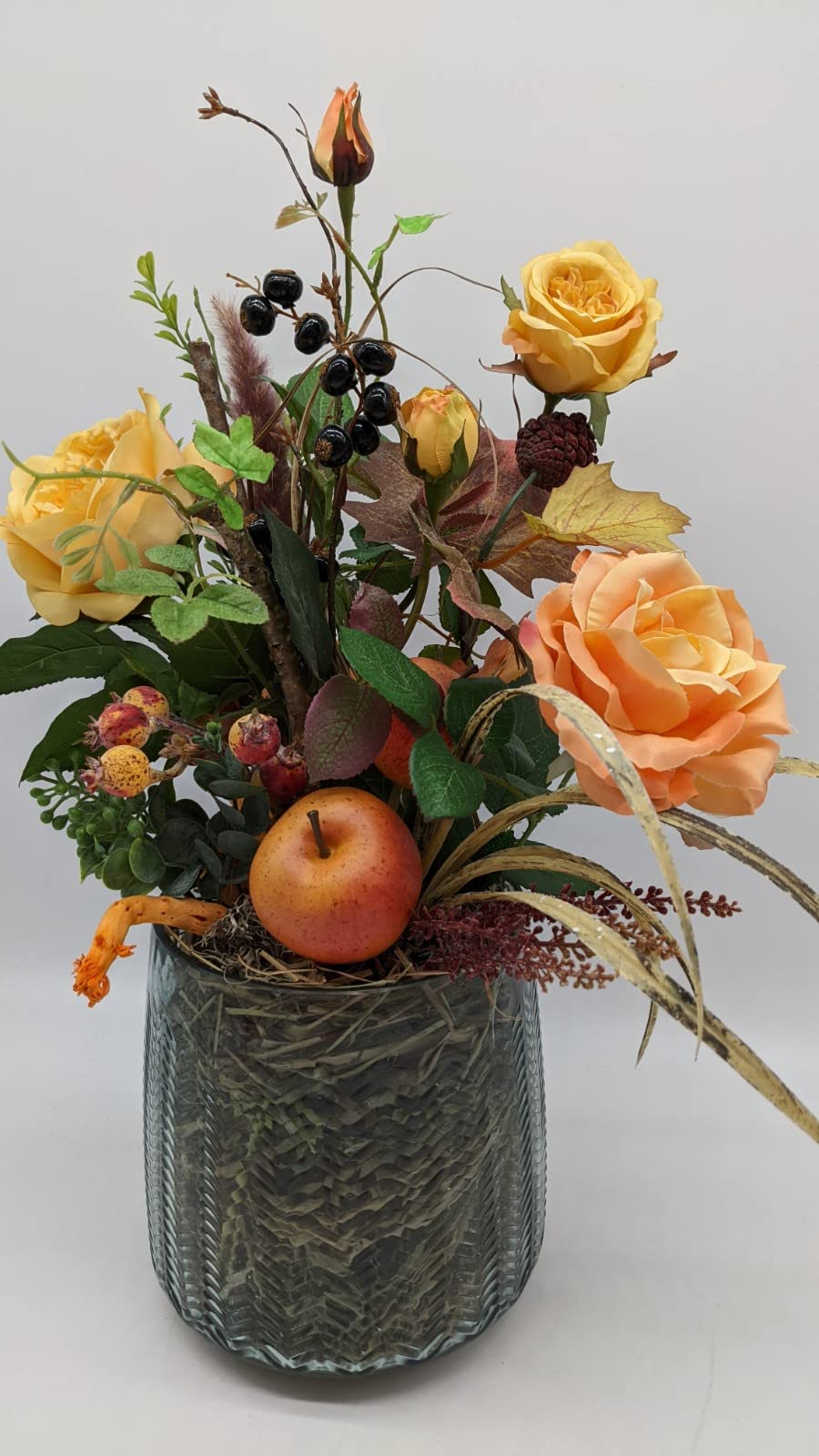 Blumenarrangement Herbstgesteck Herbstdekoration Rosen Apfel Beeren Gräser orange grün