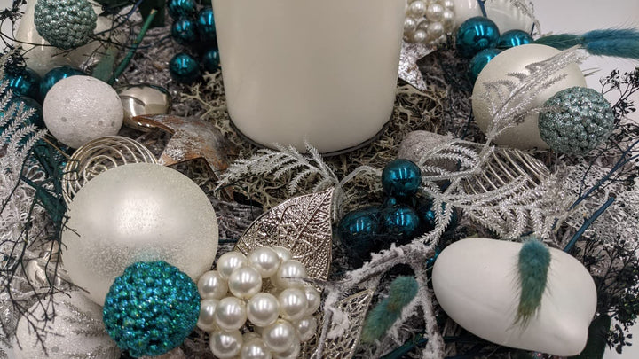 Weihnachtsgesteck Adventskranz Adventsgesteck Kugel Perle Stern Kerze Zapfen Gräser türkis grün silber weiß