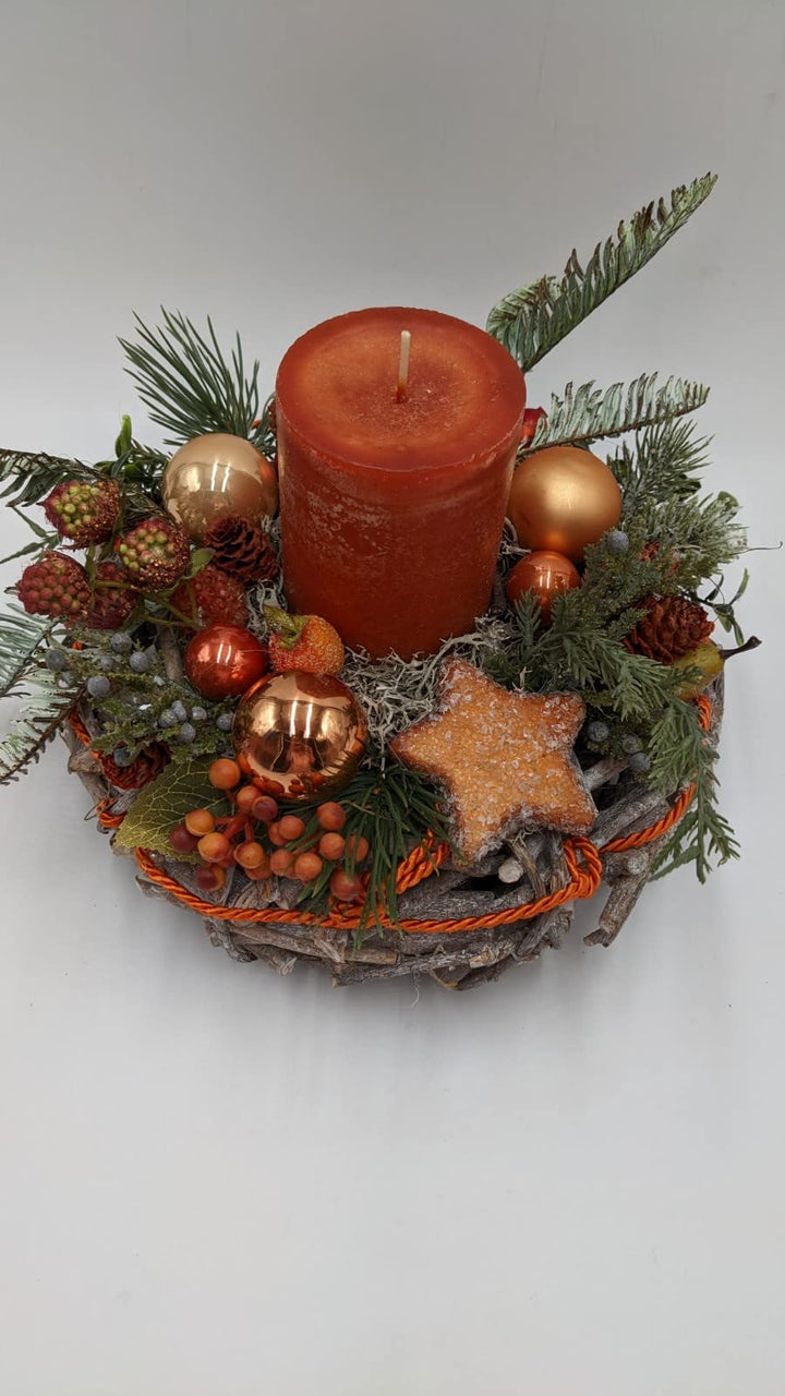 Wintergesteck Weihnachtsgesteck Tischgesteck Kugel Stern Keks Kerze Beeren Tanne orange natur