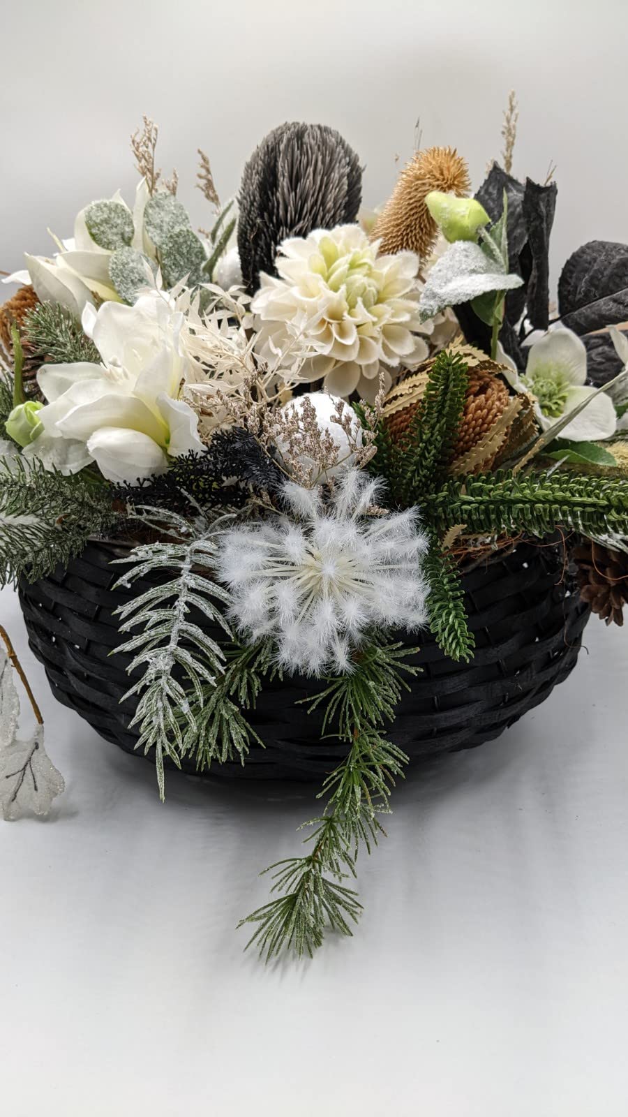 Wintergesteck Weihnachtsgesteck Kugel Amaryllis Beiwerk Tanne schwarz weiß