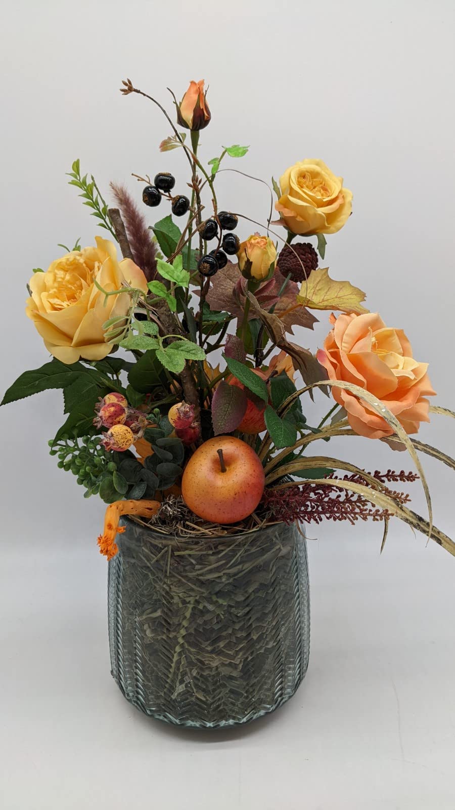 Blumenarrangement Herbstgesteck Herbstdekoration Rosen Apfel Beeren Gräser orange grün