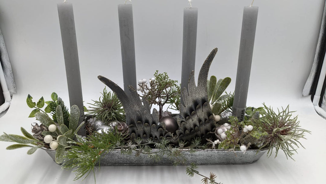 Weihnachtsgesteck Adventsgesteck Tischgesteck Flügel Kugel Kerzen Mistel Beeren Tanne grau, silber