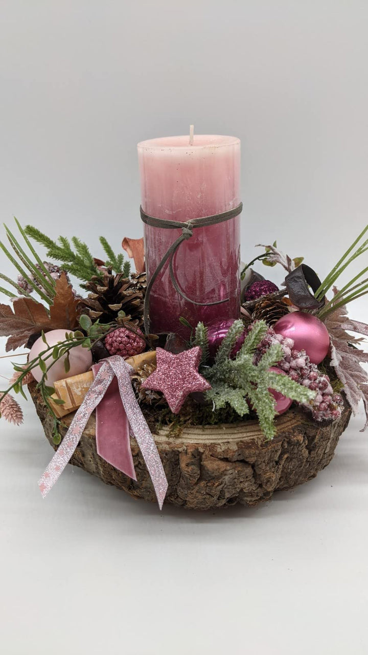 Weihnachtsgesteck Adventsgesteck Kugeln Beeren Stern Kerze Tischgesteck rosa