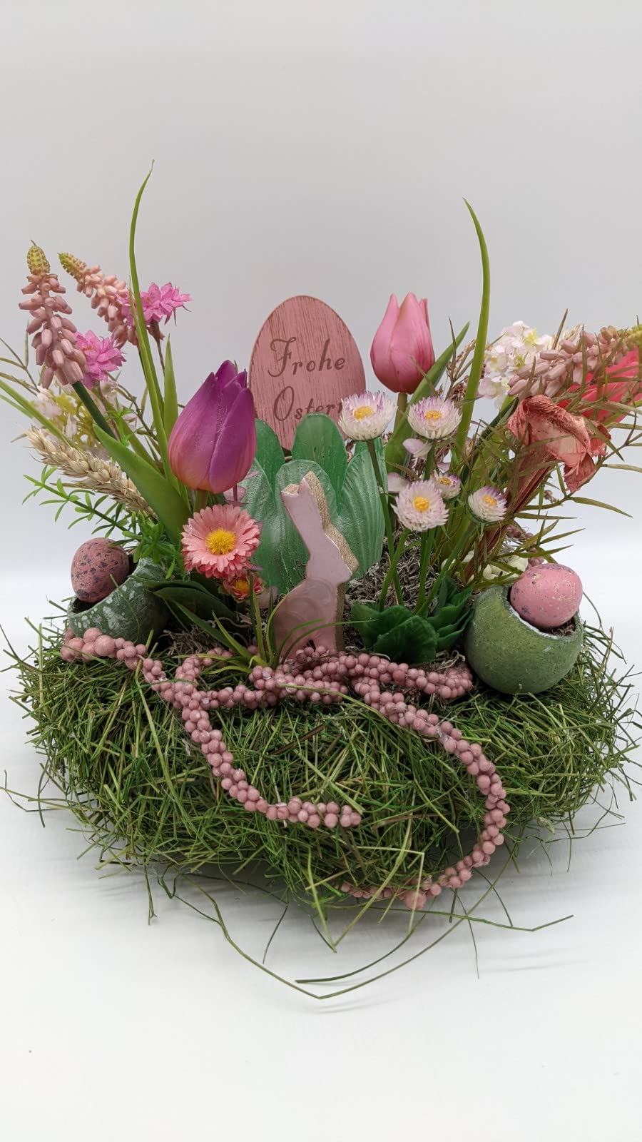 Ostergesteck Frühlingsgesteck Blumenarrangement Hase Eier Bellis Tulpen Teelicht rosa