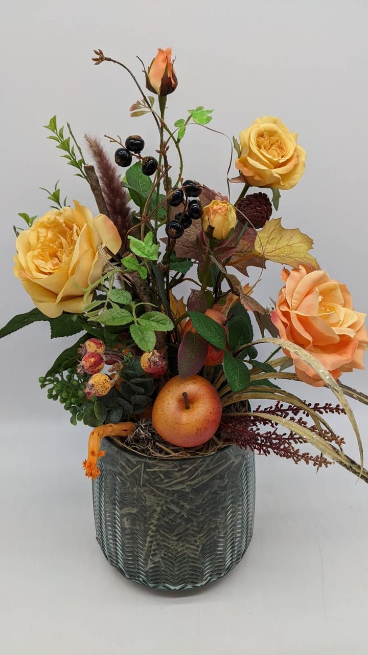 Blumenarrangement Herbstgesteck Herbstdekoration Rosen Apfel Beeren Gräser orange grün