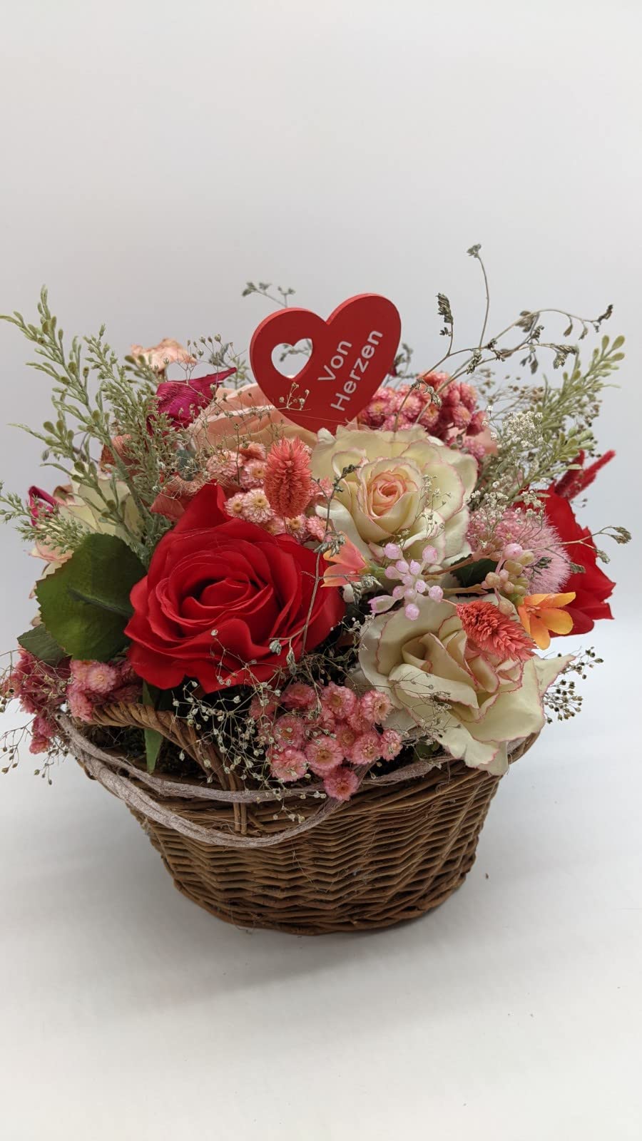 Frühlingsgesteck Muttertag Valentinstag Blumenarrangement Herz Rosen Gräser rot rosa