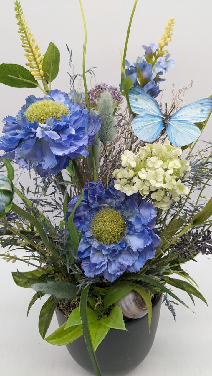 Tischgesteck Sommergesteck Schmetterling Schnecke Blüten Gräser blau schwarz