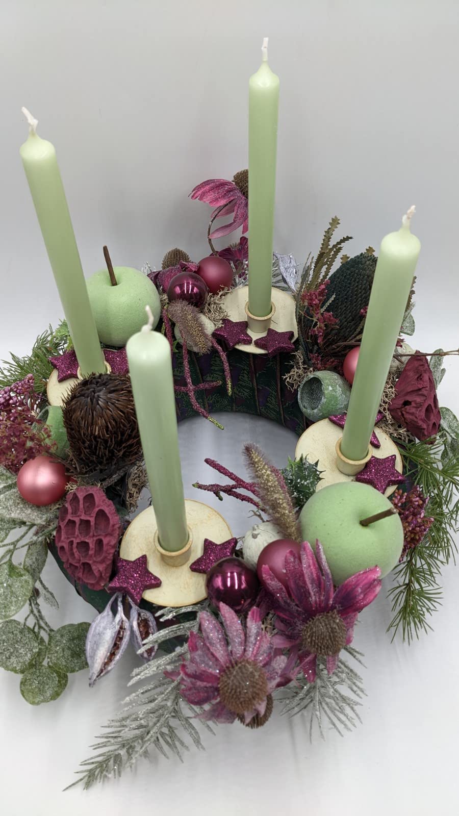 Weihnachtsgesteck Adventskranz Adventsgesteck Kugel Apfel Kerze Sonnenhut Beiwerk Gräser Tanne grün lila mint