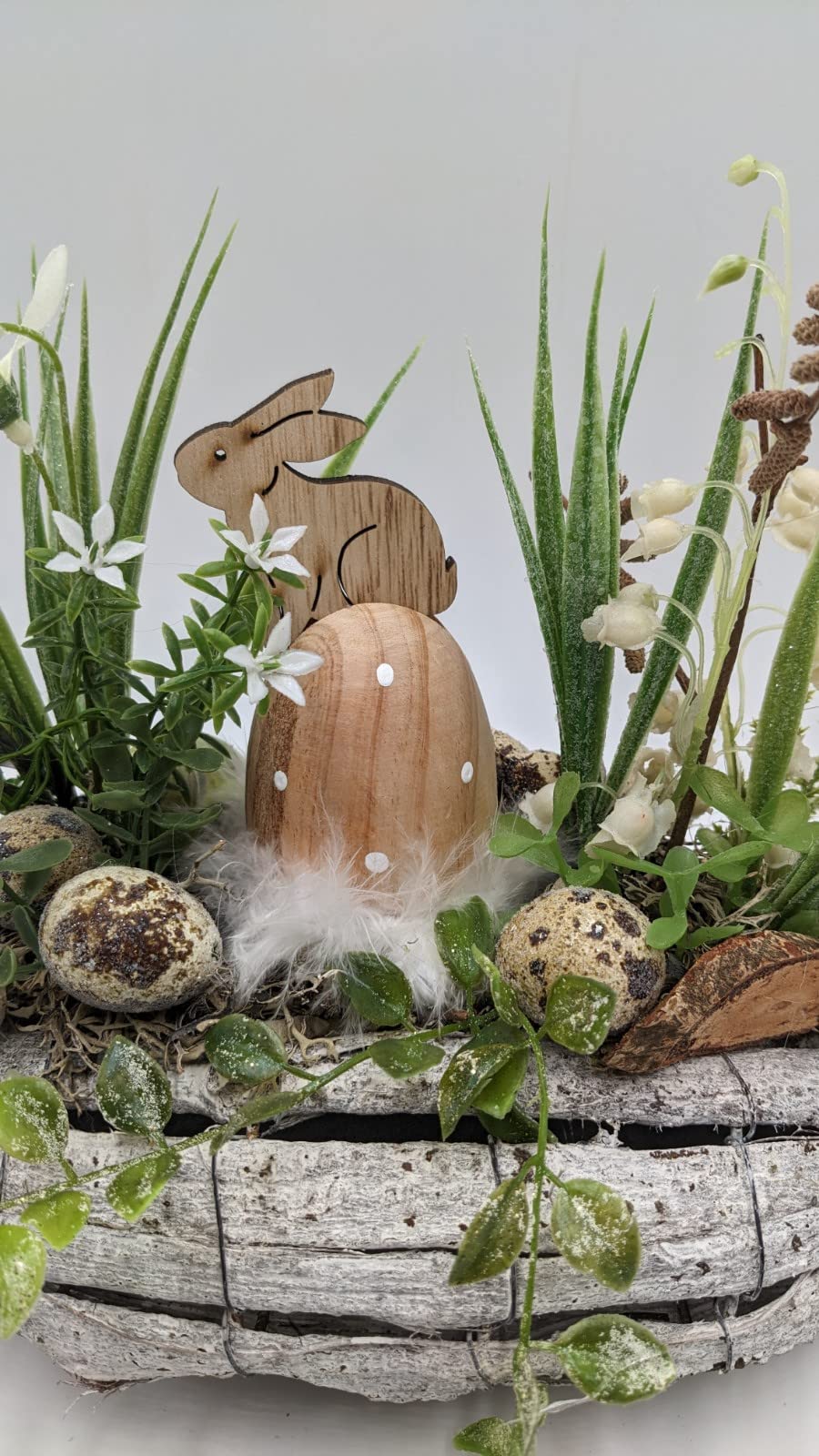 Ostergesteck Frühlingsgesteck Ei Wachtelei Feder Hase Gräser weiß natur