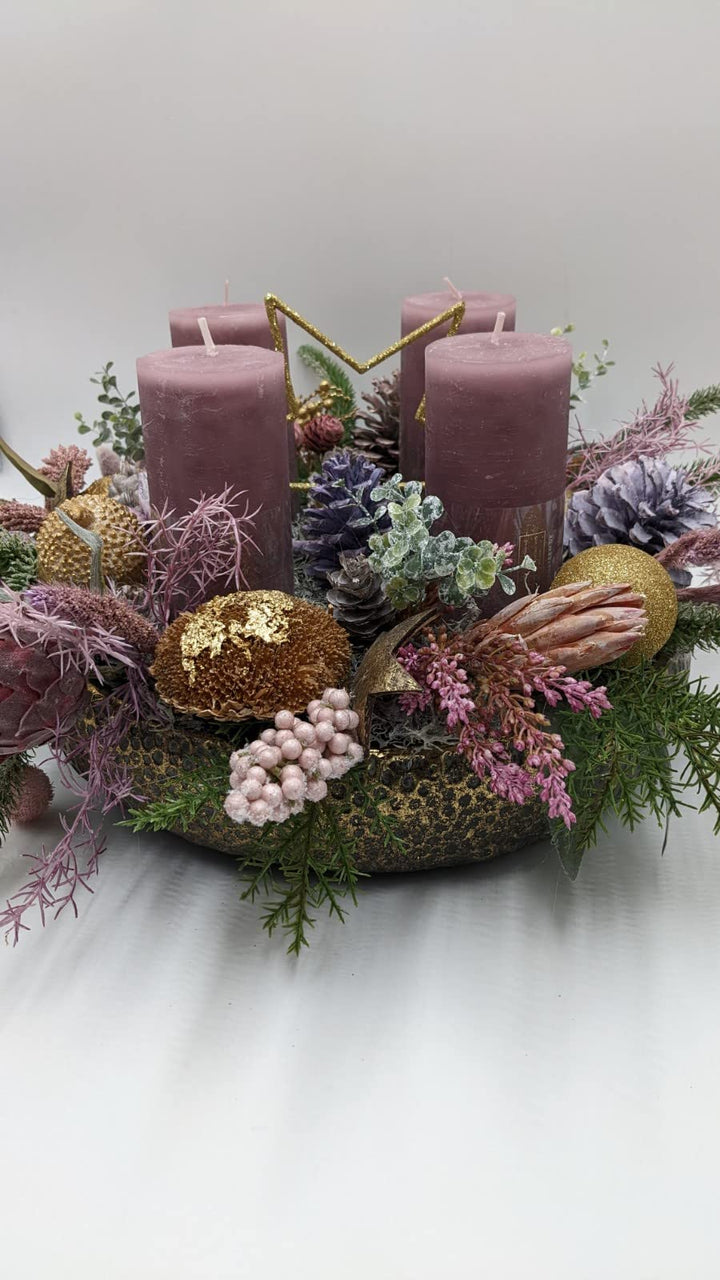 Weihnachtsgesteck Adventskranz Adventsgesteck Kerze Stern Zapfen Heide Beeren Gräser rosa gold