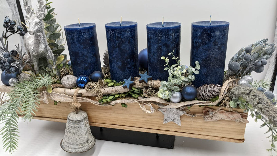 Weihnachtsgesteck Adventsgesteck Tischgesteck Kugel Glocke Stern Hirsch Kerze Beeren Tanne blau silber grau