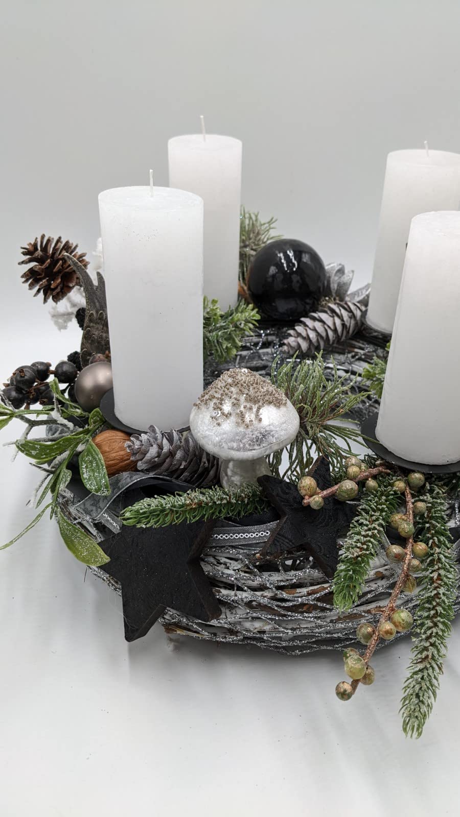 Weihnachtsgesteck Adventskranz Adventsgesteck Kugeln Zapfen Stern Hirschkopf Pilz Kerze Beeren Tanne schwarz weiß