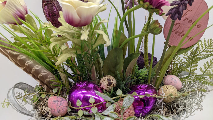 Ostergesteck Frühlingsgesteck Blumenarrangement Mohn Hyazinthen"Frohe Ostern" lila