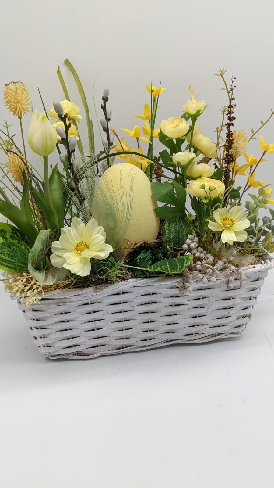 Ostergesteck Frühlingsgesteck Ei, Cosmea, Ranunkel, Tulpe, Weidenkätzchen Gräser gelb grün