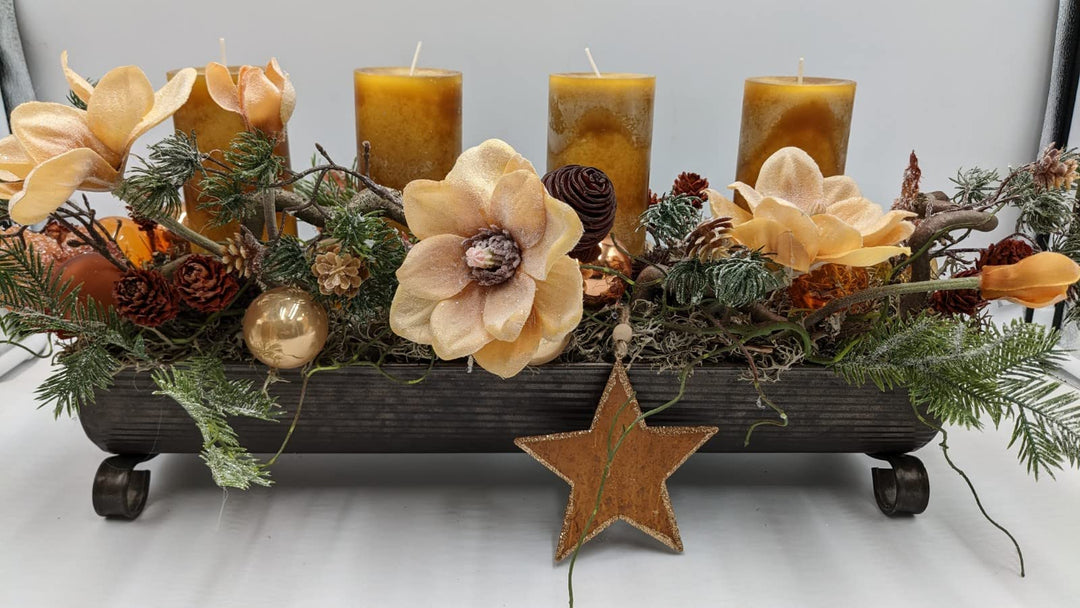 Weihnachtsgesteck Adventsgesteck Tischgesteck Kugel Zapfen Stern Kerze Magnolie Tanne occer senf