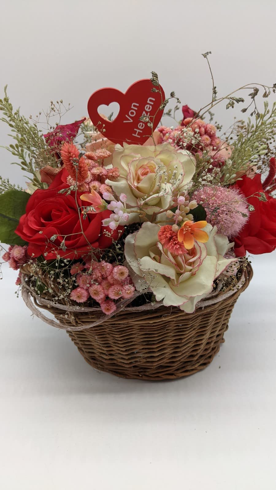 Frühlingsgesteck Muttertag Valentinstag Blumenarrangement Herz Rosen Gräser rot rosa