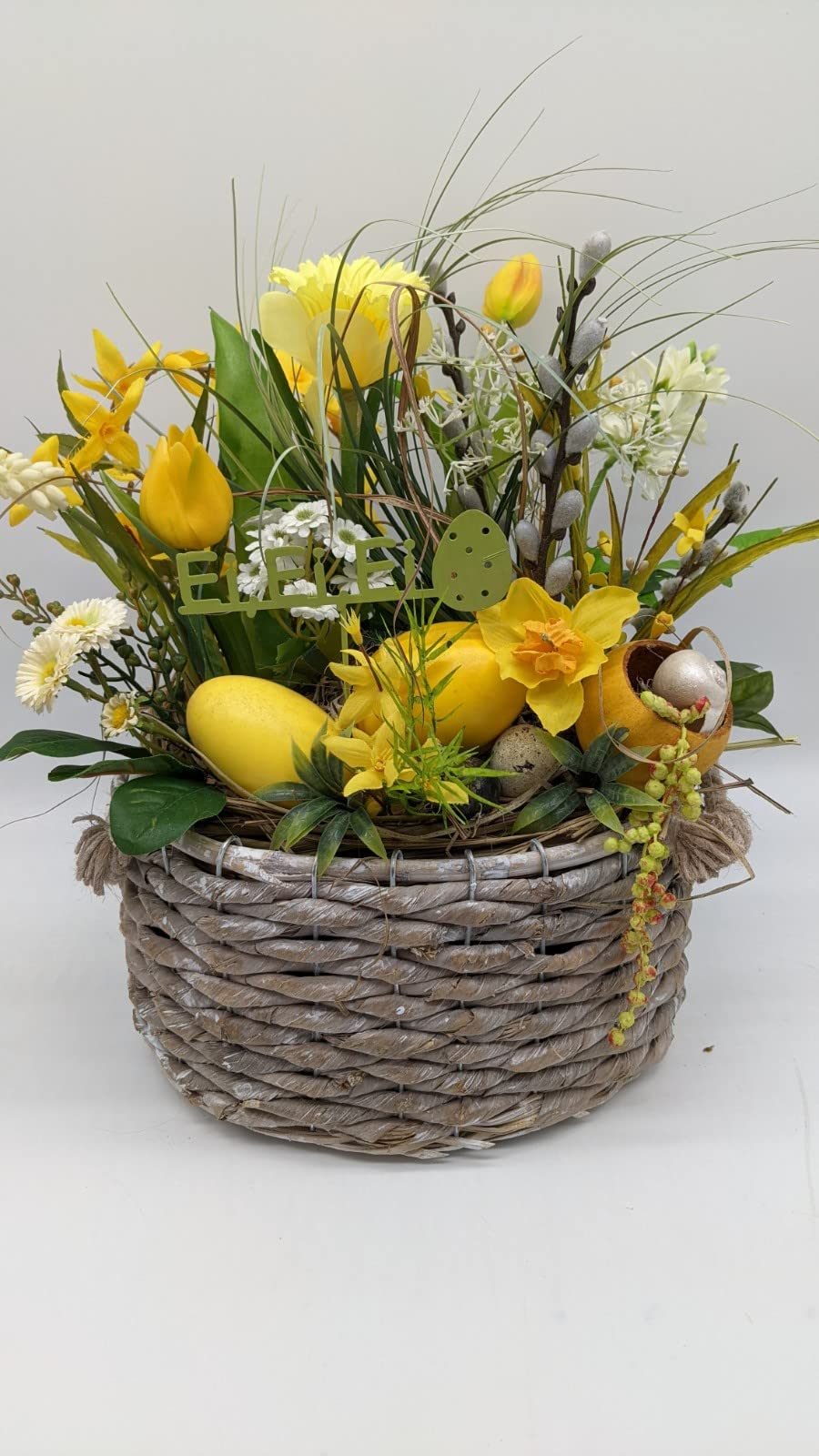 Ostergesteck Frühlingsgesteck Schriftzug Stecker Tulpen Narzisse Eier Weidenkätzchen Gräser gelb grün