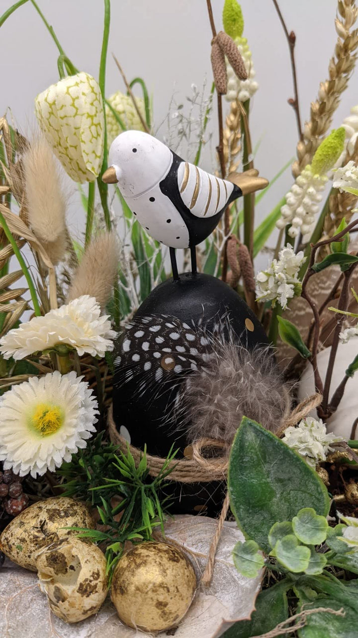 Ostergesteck Frühlingsgesteck Blumenarrangement Vogel Eier Schachbrettblumen Nest