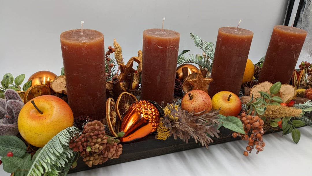 Weihnachtsgesteck Adventsgesteck Tischgesteck Apfel Stern Zapfen Orangenscheibe Kerze Beeren Tanne orange grün