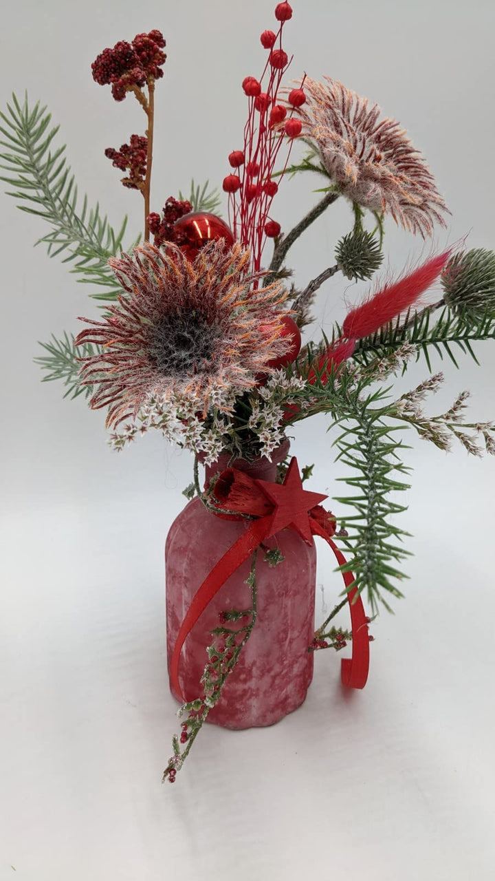Wintergesteck Weihnachtsgesteck Tischgesteck Schleife Kugel Stern Blüten Beeren Gräser Tanne rot grün
