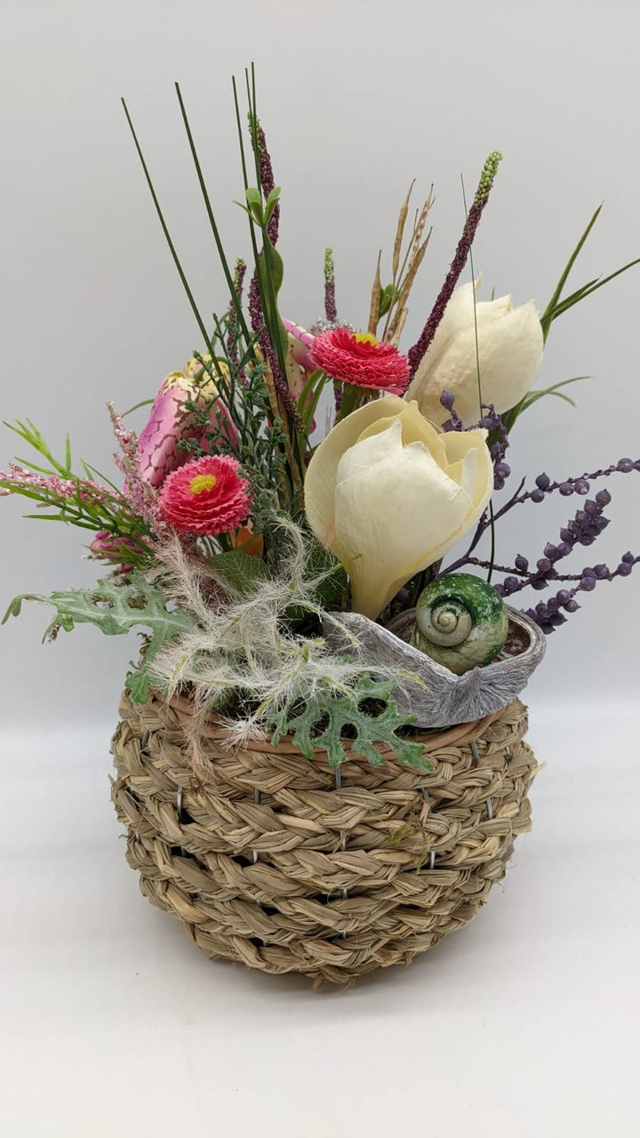 Frühlingsgesteck Blumenarrangement Seidenblumen Krokus Bellis Schachbrettblume creme