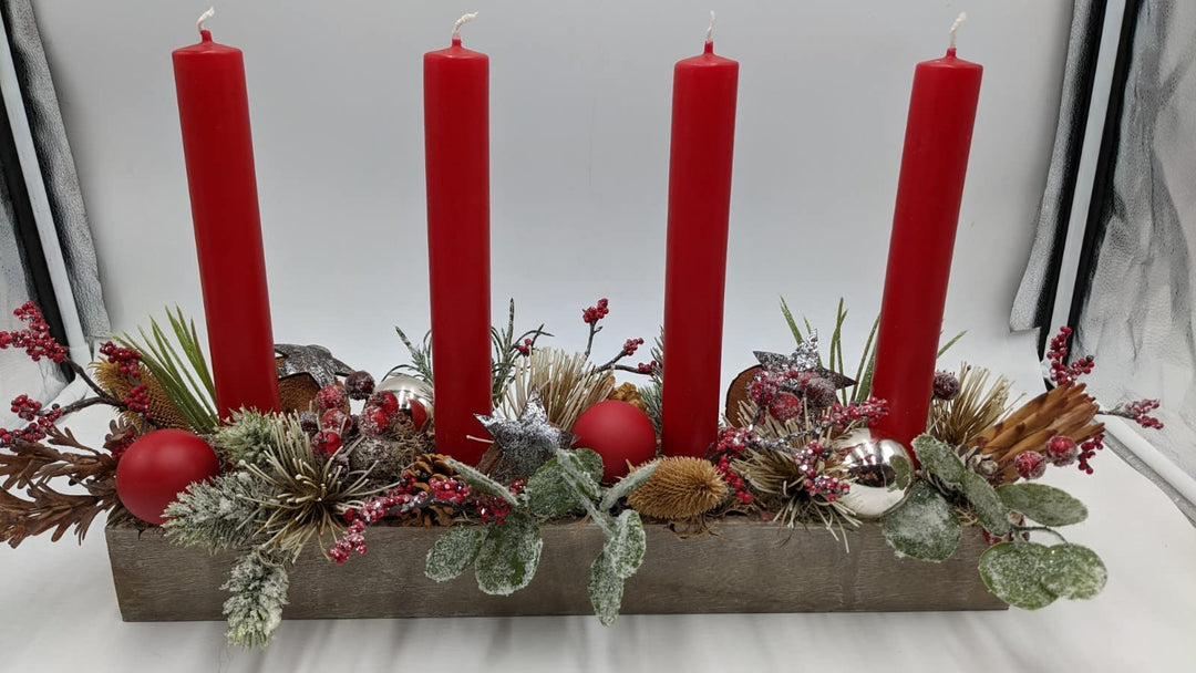 Weihnachtsgesteck Adventsgesteck Tischgesteck Kugel Kerze Stern Distel Beeren Tanne rot silber