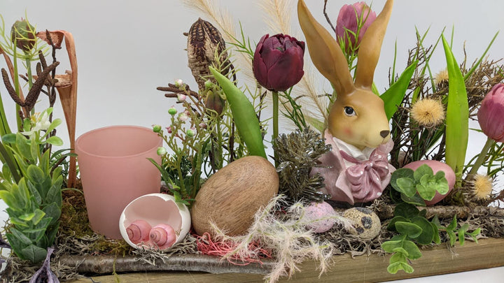 Ostergesteck Frühlingsgesteck Blumenarrangement Teelicht Hase Eier Tulpen rosa lila