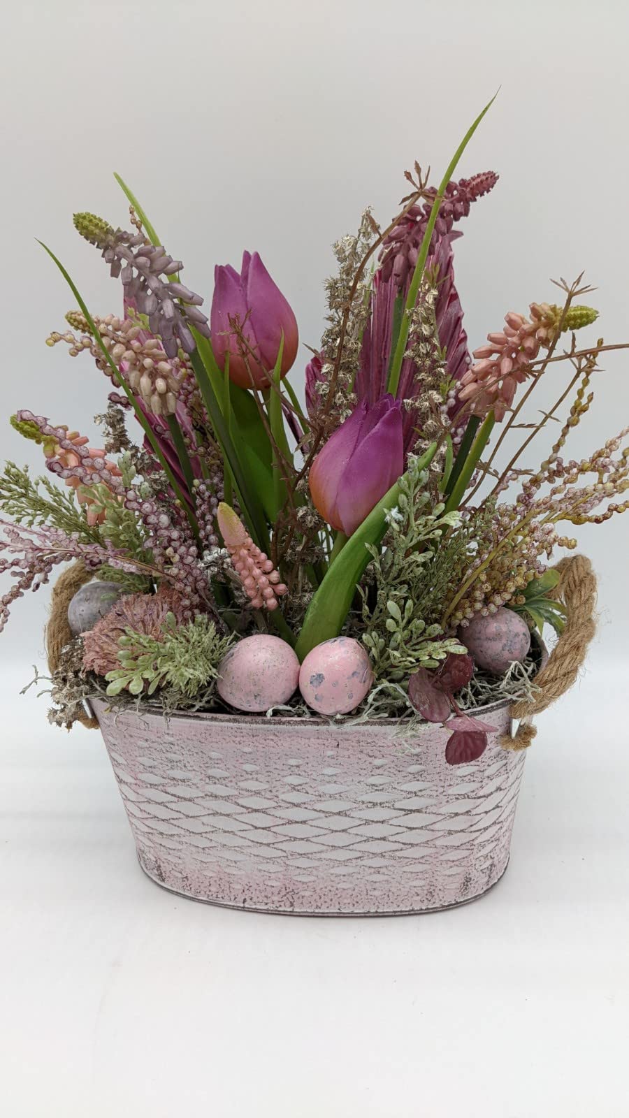Ostergesteck Frühlingsgesteck Blumenarrangement Traubenhyazinthen Tulpen Eier lila rosa