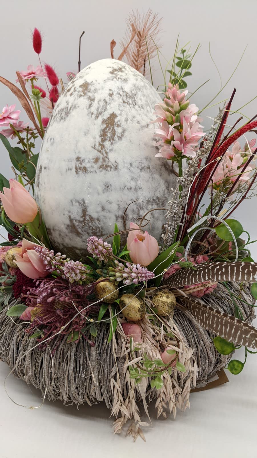 Ostergesteck Frühlingsgesteck Blumenarrangement XXL Nest LED Ei Federn Tulpen Hyazinthen Gräser rosa braun