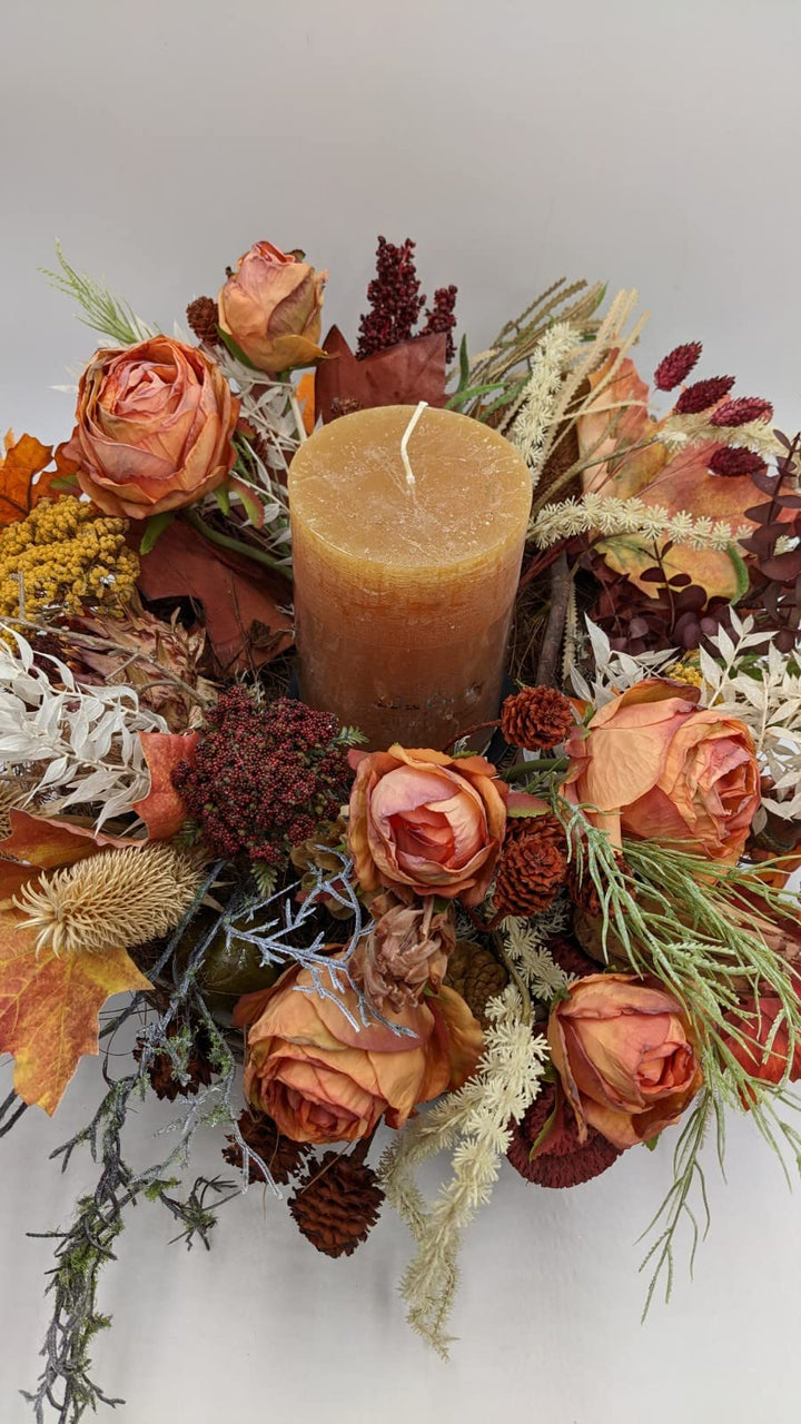 Herbstgesteck Herbstdekoration Kerze Zapfen Rose Laub Beeren Gräser occer orange