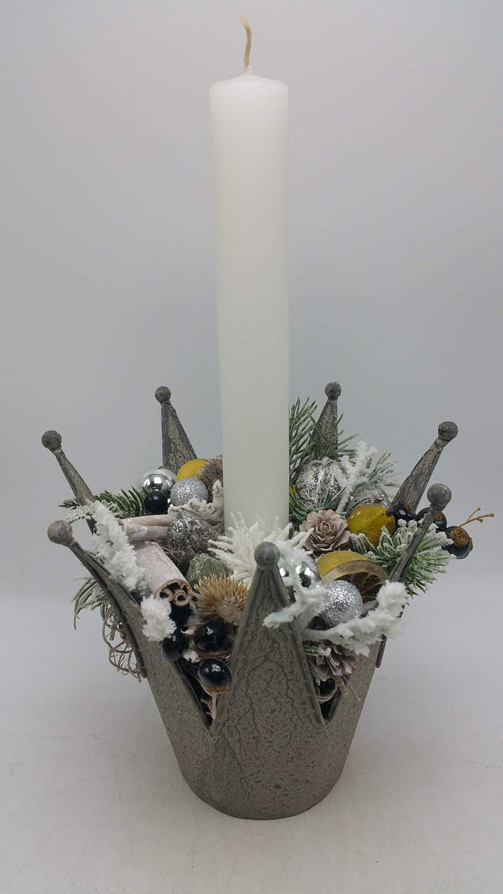 Weihnachtsgesteck Adventsgesteck Kunstfloristik Kerze Kugeln Zapfen Beeren Krone