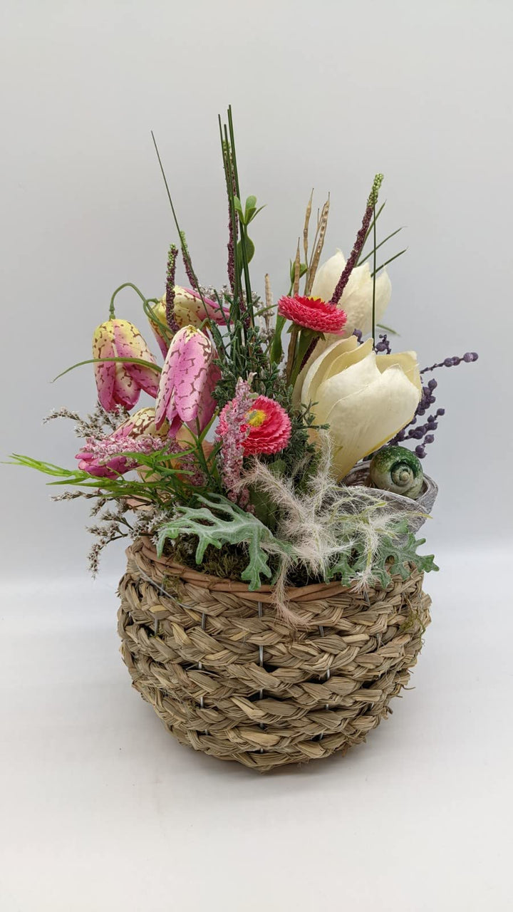 Frühlingsgesteck Blumenarrangement Seidenblumen Krokus Bellis Schachbrettblume creme