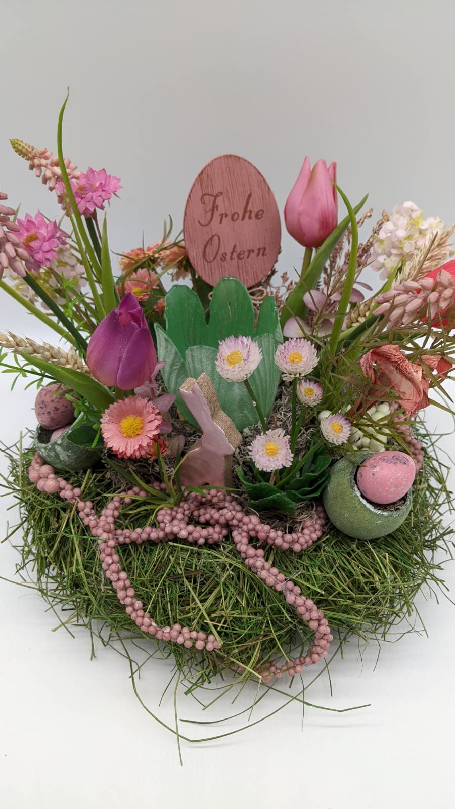 Ostergesteck Frühlingsgesteck Blumenarrangement Hase Eier Bellis Tulpen Teelicht rosa