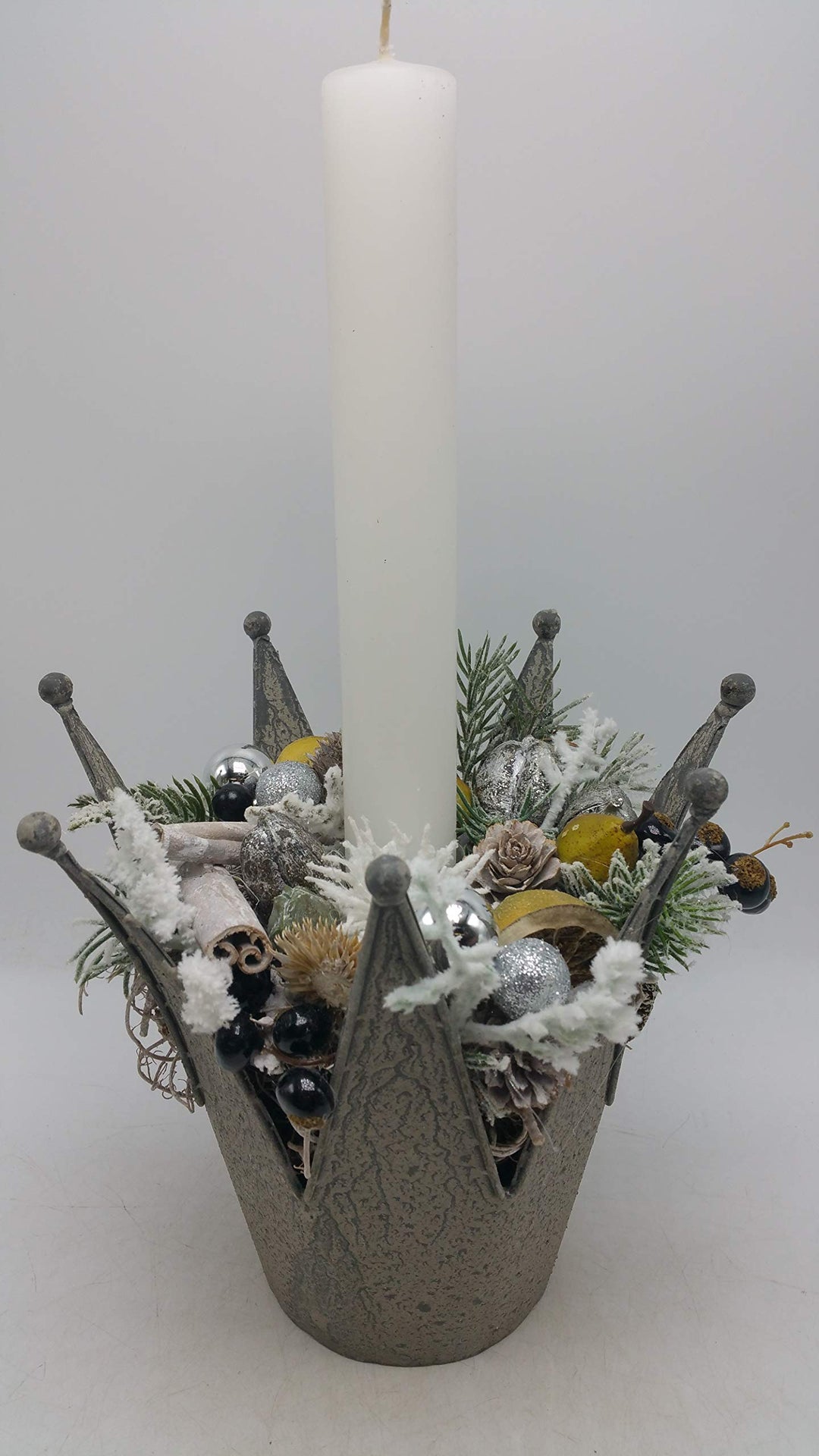 Weihnachtsgesteck Adventsgesteck Kunstfloristik Kerze Kugeln Zapfen Beeren Krone
