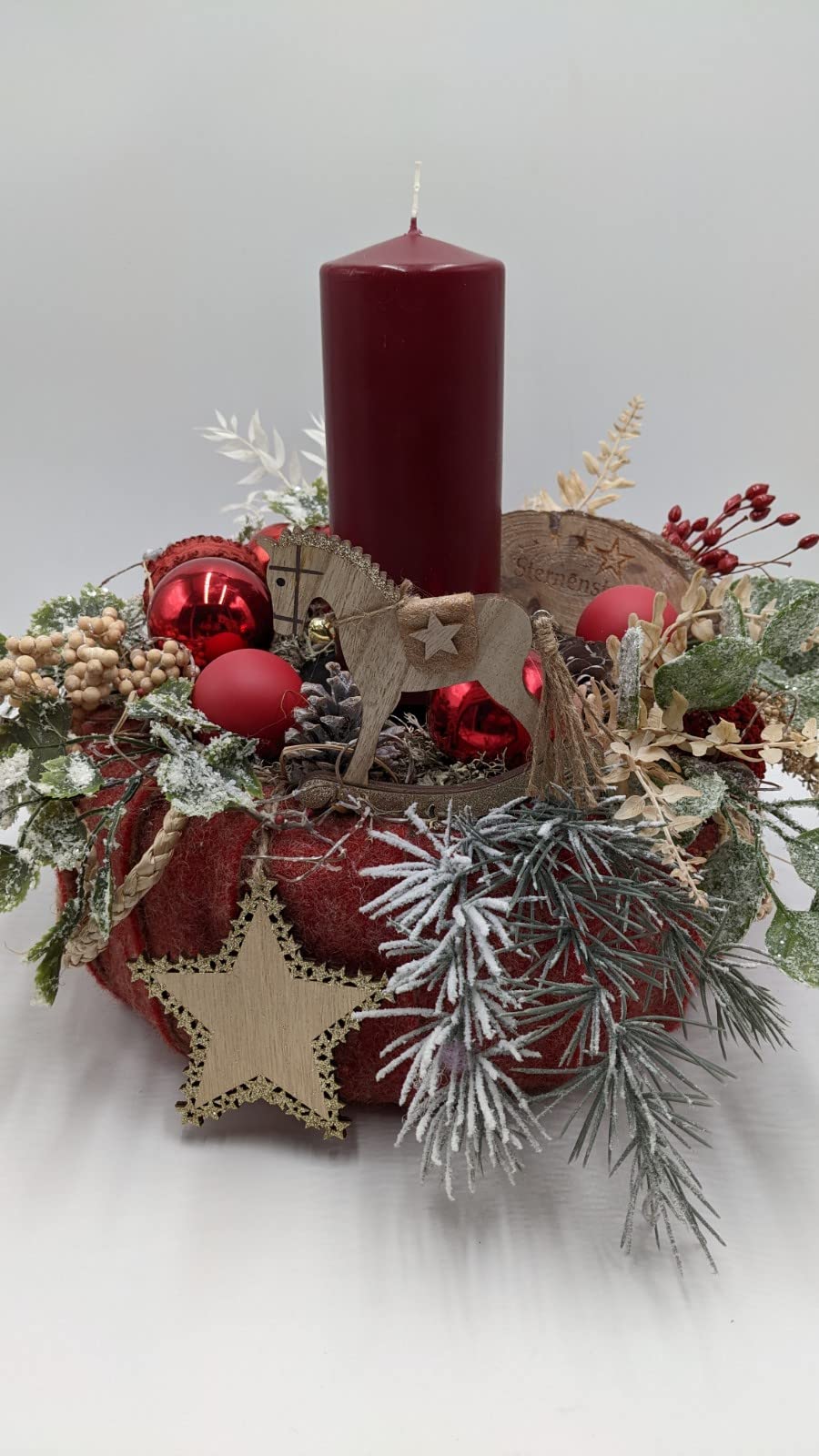 Weihnachtsgesteck Adventsgesteck Schaukelpferd Stern Kerze rot natur