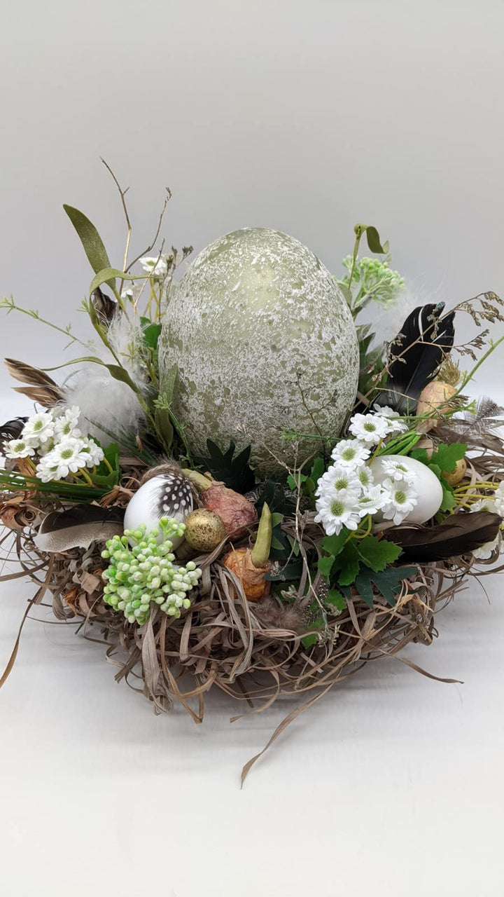 Ostergesteck Frühlingsgesteck Blumenarrangement Nest Ei Federn Zwiebelgewächs Gräser grün weiß