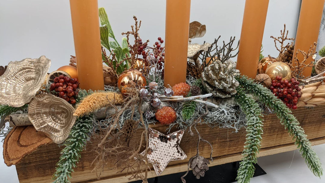 Weihnachtsgesteck Adventsgesteck Tischgesteck Kugel Zapfen Stern Kerze Beeren Gräser kupfer orange apricot