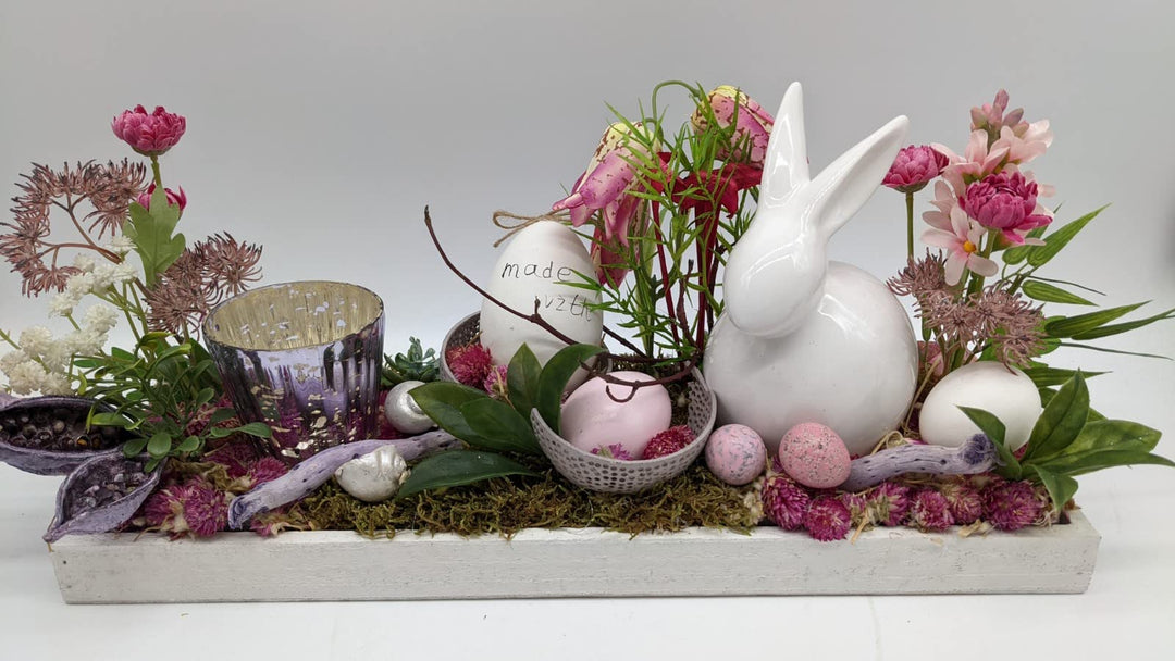 Ostergesteck Frühlingsgesteck Blumenarrangement Teelicht Hase Eier Schachbrettblume Schnecken rosa, lila, weiß