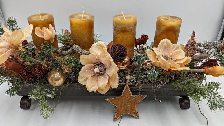 Weihnachtsgesteck Adventsgesteck Tischgesteck Kugel Zapfen Stern Kerze Magnolie Tanne occer senf