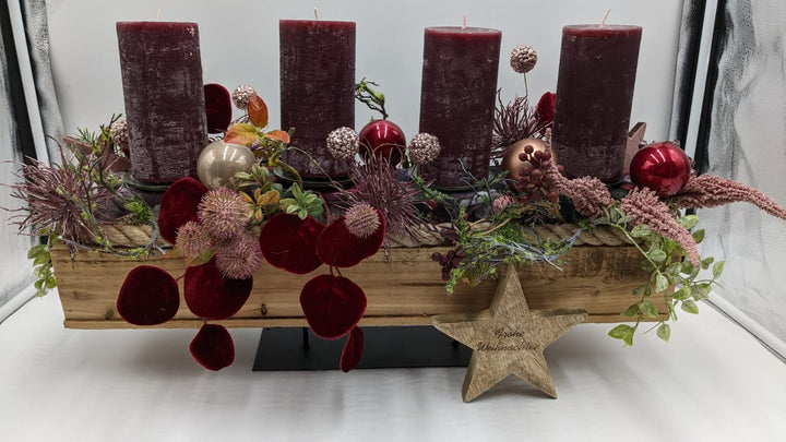 Weihnachtsgesteck Adventsgesteck Tischgesteck"Frohe Weihnachten" Kugel Stern Kerze Beiwerk Beeren Gräser dunkelrot rosa
