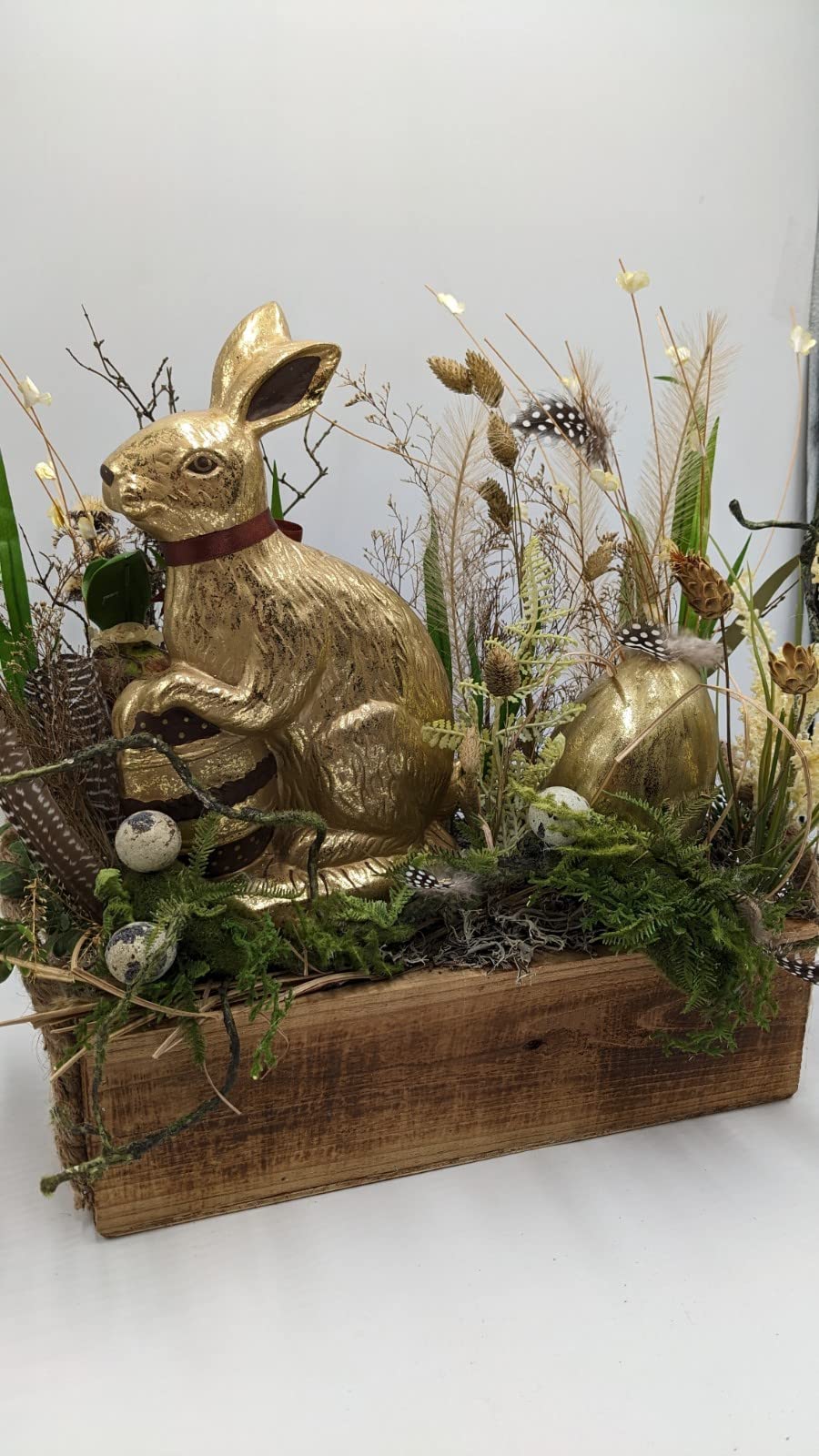 Ostergesteck Frühlingsgesteck Ei Feder Hase Gräser natur gold