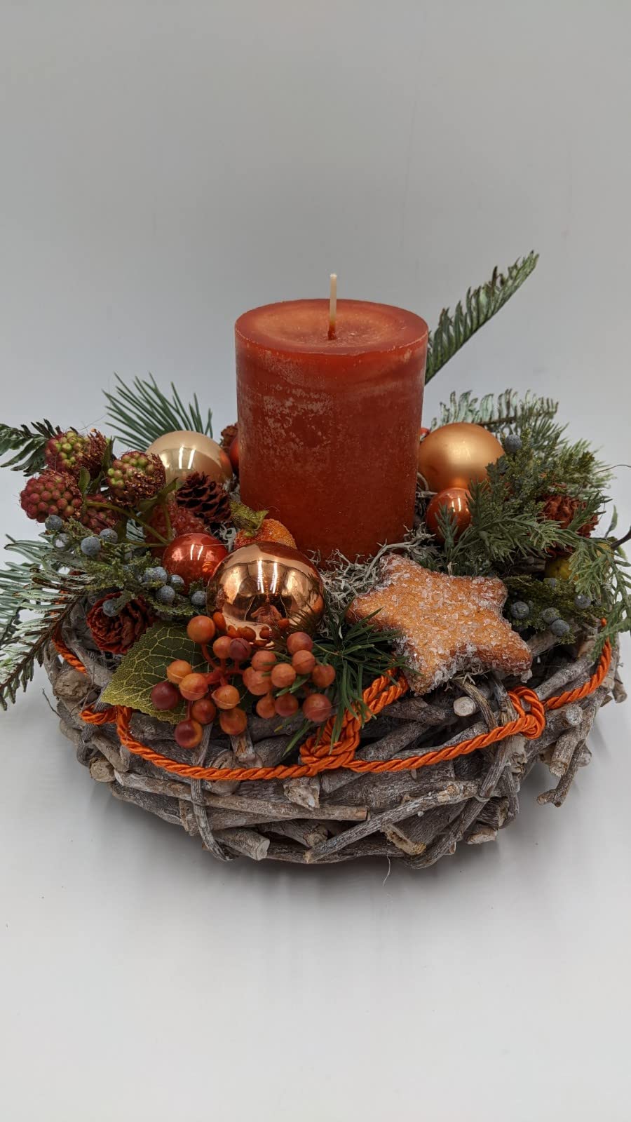 Wintergesteck Weihnachtsgesteck Tischgesteck Kugel Stern Keks Kerze Beeren Tanne orange natur